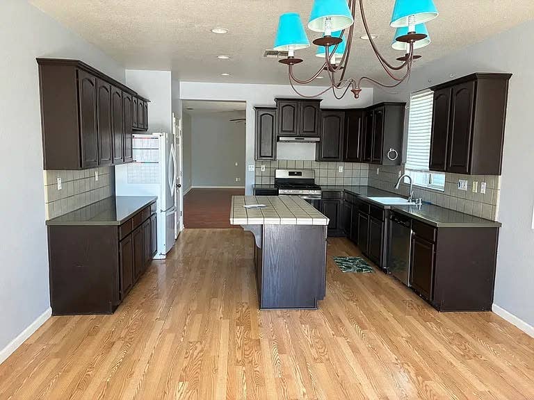 New Listing *Utilities included*