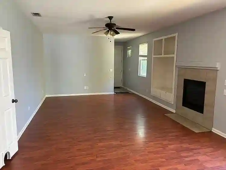 New Listing *Utilities included*