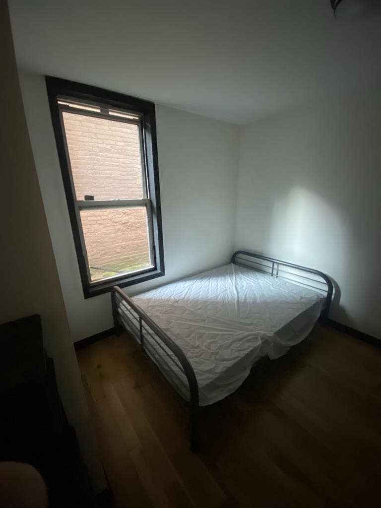 Room in chill artist apartment!