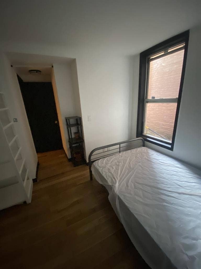 Room in chill artist apartment!