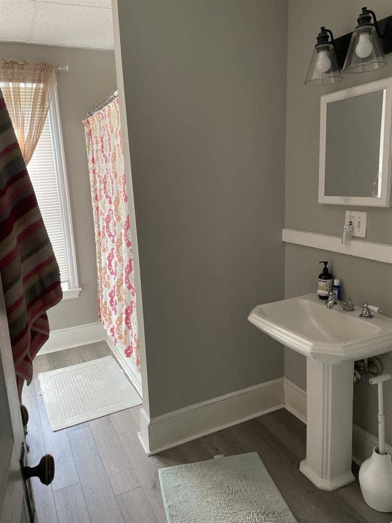 Large sunny apartment to sharee