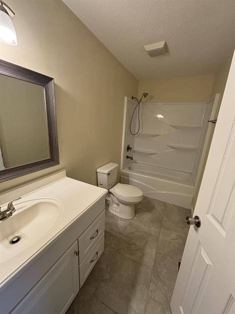 Private upstairs bedroom/bath