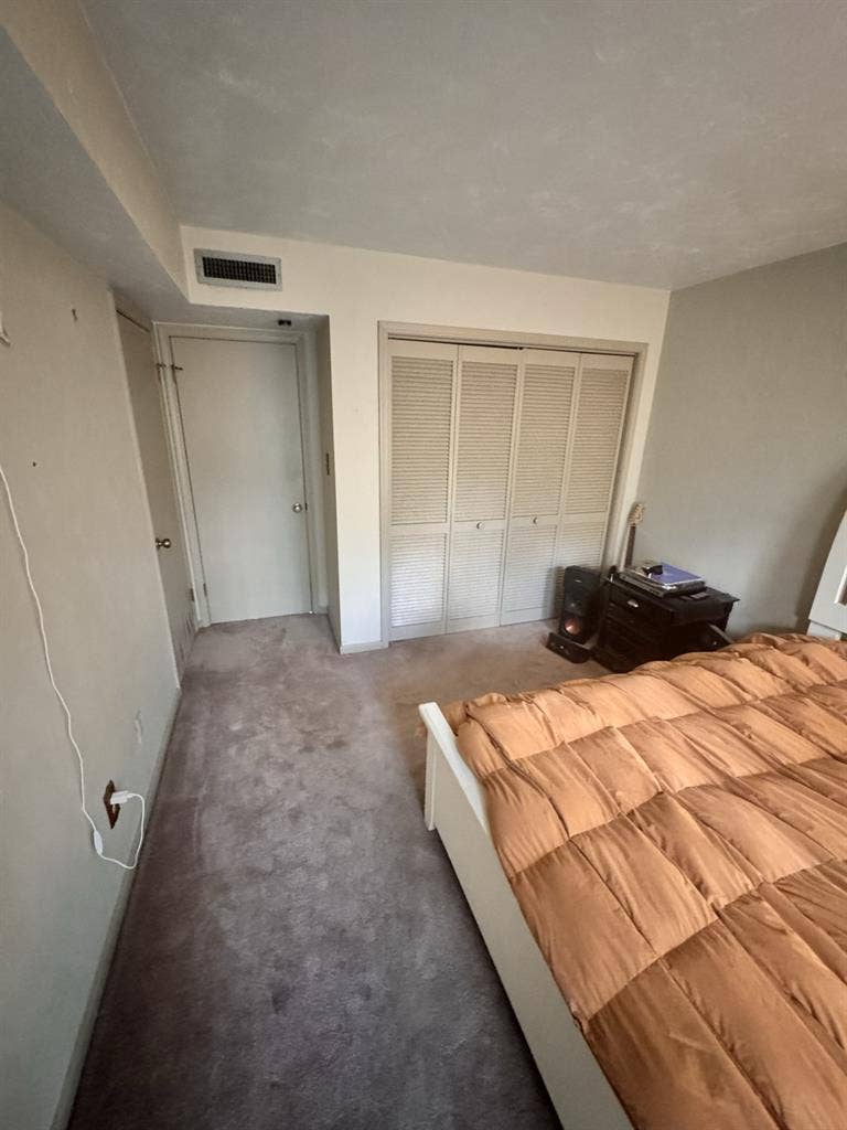 Cozy furnished room in house