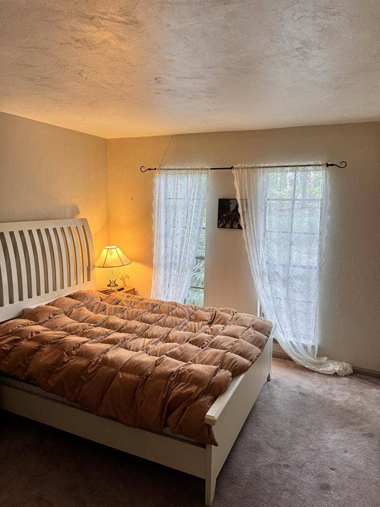 Cozy furnished room in house