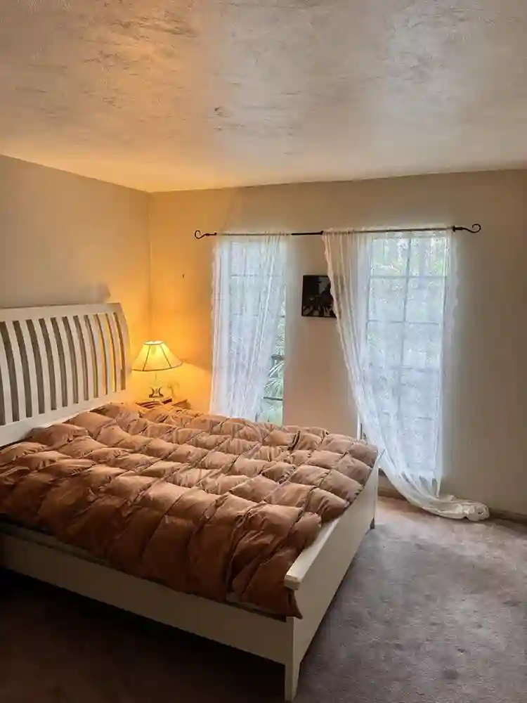 Cozy furnished room in house
