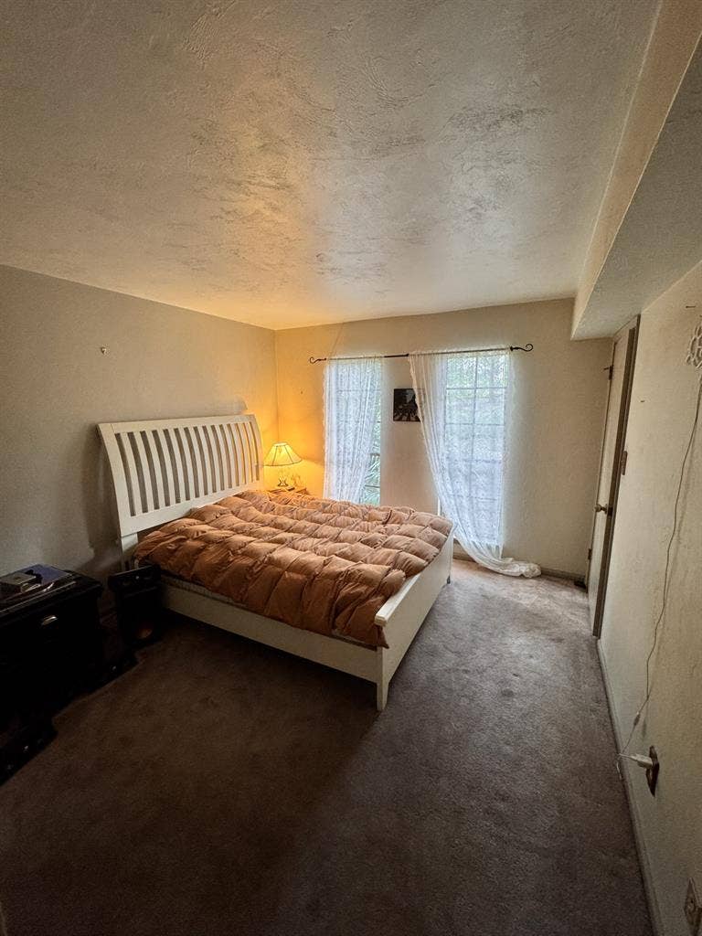 Cozy furnished room in house