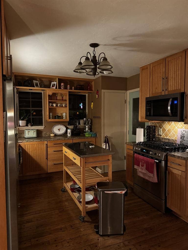 Cozy furnished room in house