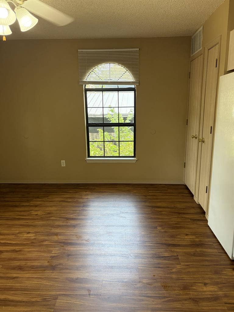 Beautiful apt downtown Fay., Ar