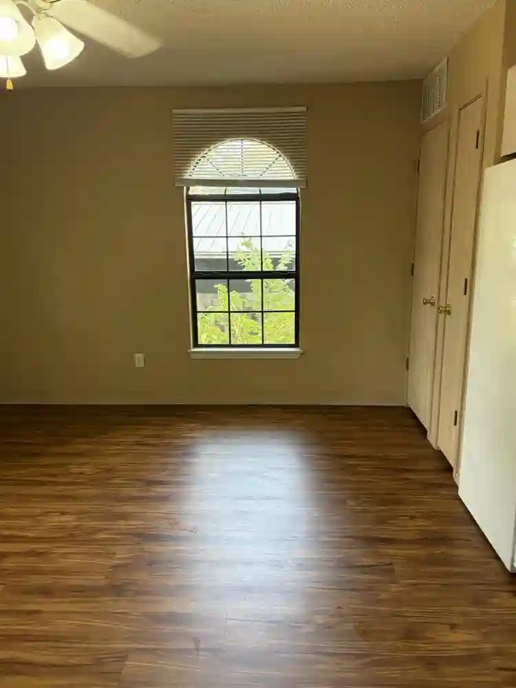 Beautiful apt downtown Fay., Ar
