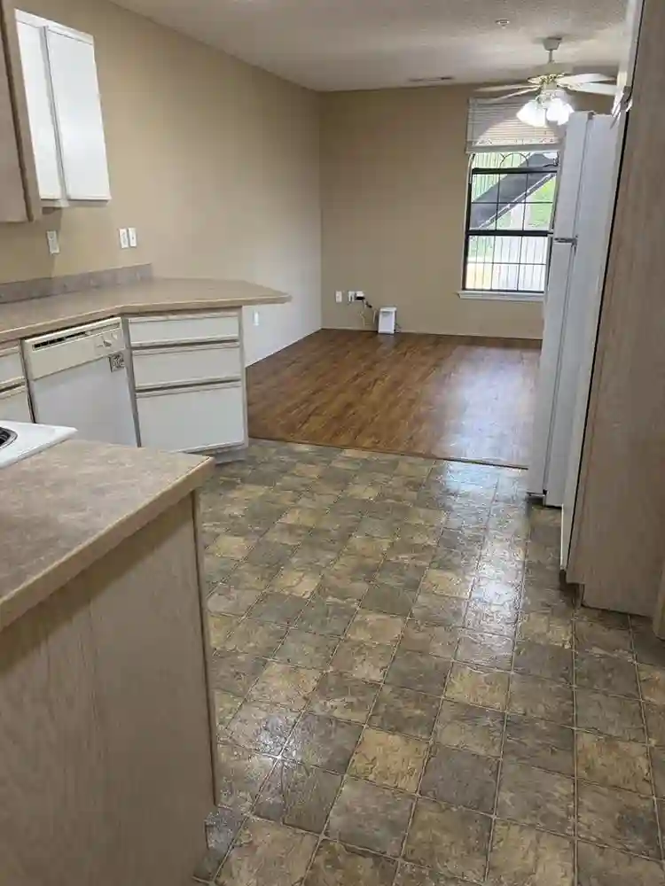 Beautiful apt downtown Fay., Ar