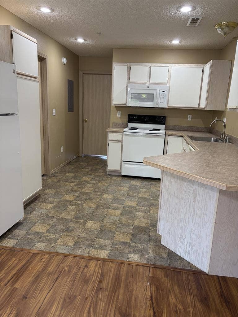 Beautiful apt downtown Fay., Ar