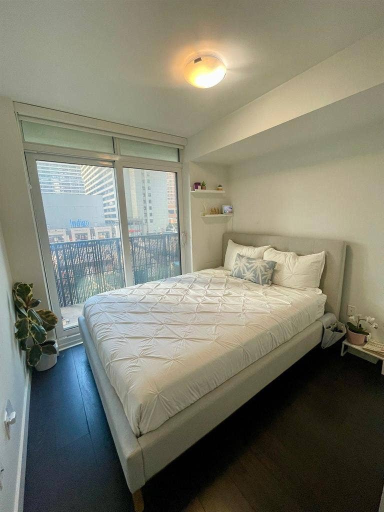 Share 2bedr00m apartment in toronto