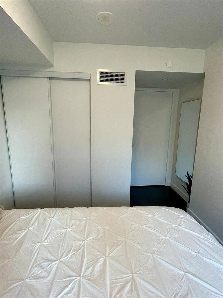 Share 2bedr00m apartment in toronto