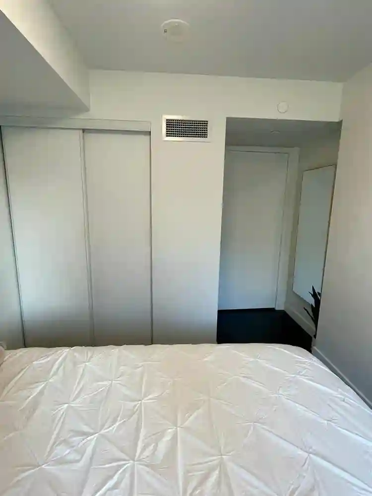 Share 2bedr00m apartment in toronto