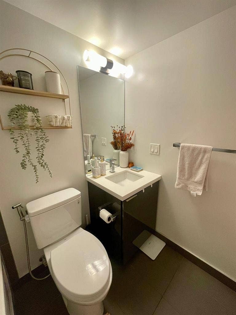 Share 2bedr00m apartment in toronto