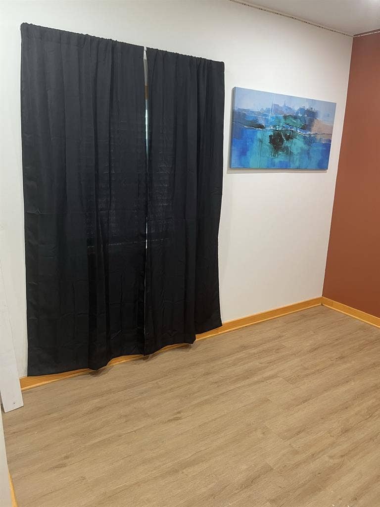 I bedroom shared bathroom