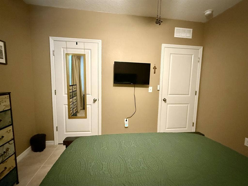 Furnished Room/Private BR/Utilities