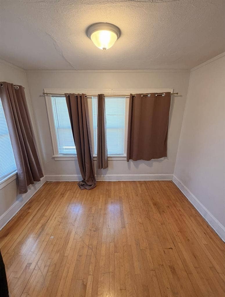 Looking for roommate