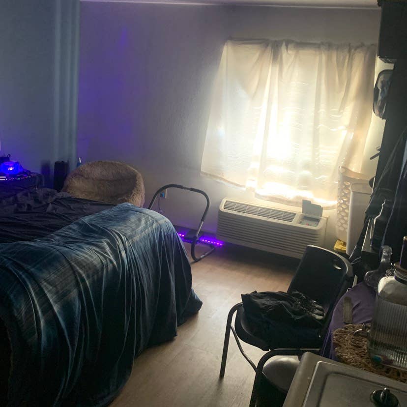 Free shared room with me