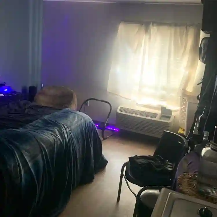 Free shared room with me