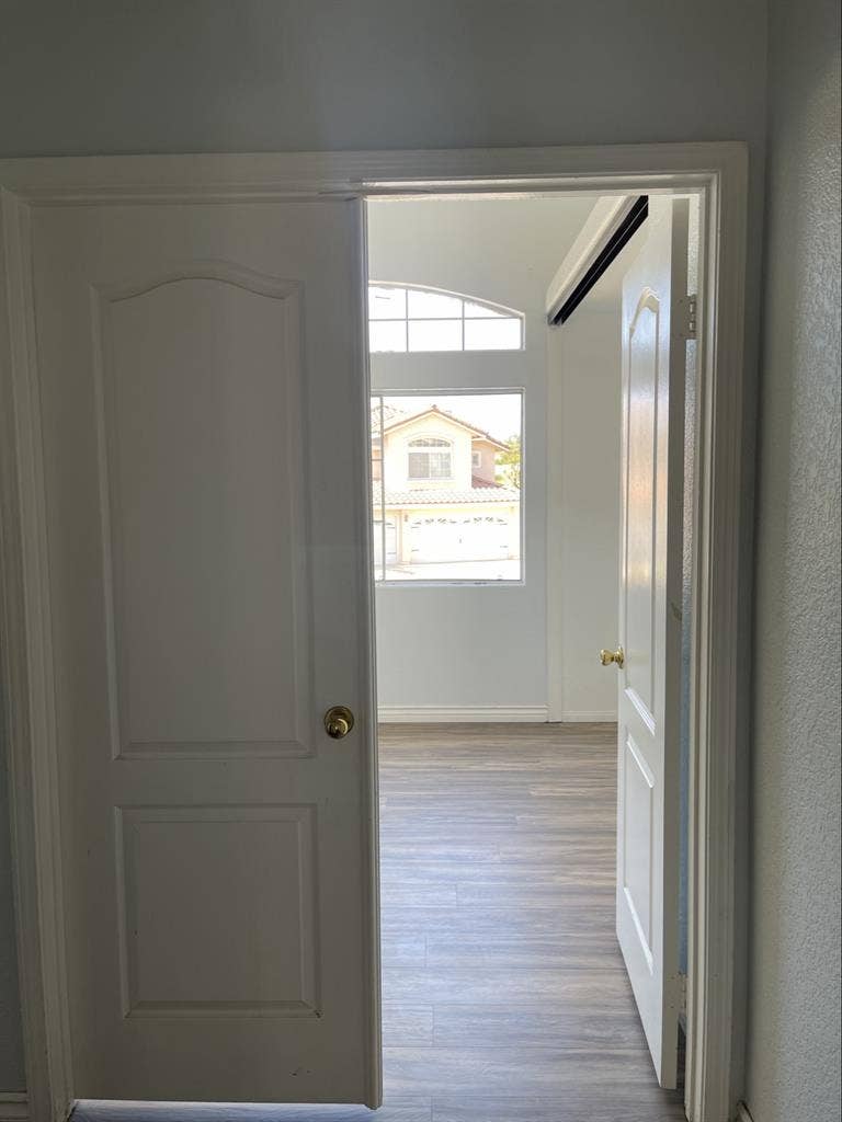 High Ceiling Room - Chula Vista