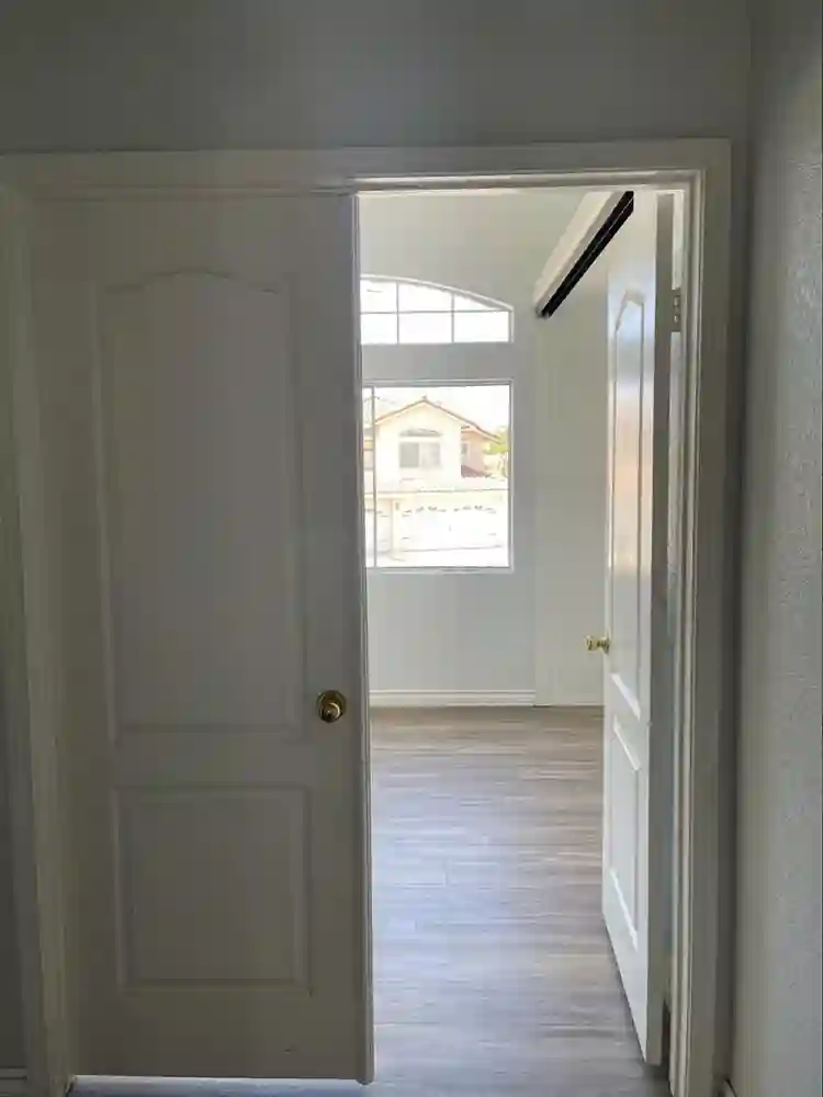 High Ceiling Room - Chula Vista