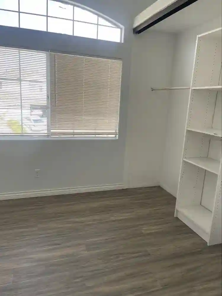 High Ceiling Room - Chula Vista
