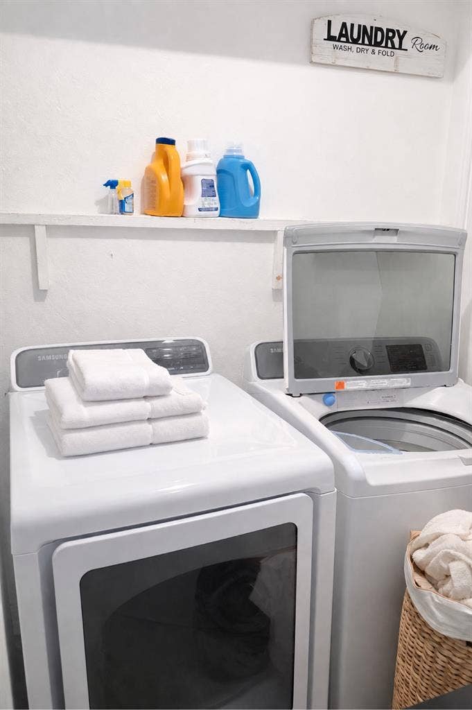 FURNISHED ROOM 33312 AVAILABLE 9/1