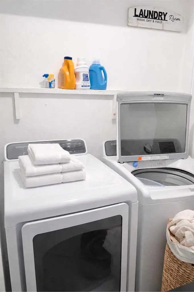 FURNISHED ROOM 33312 AVAILABLE 9/1