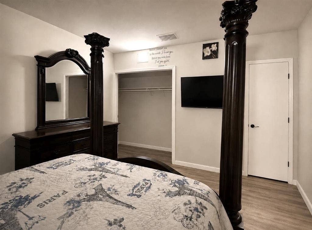 FURNISHED ROOM 33312 AVAILABLE 9/1