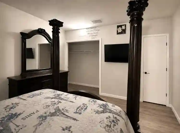 FURNISHED ROOM 33312 AVAILABLE 9/1