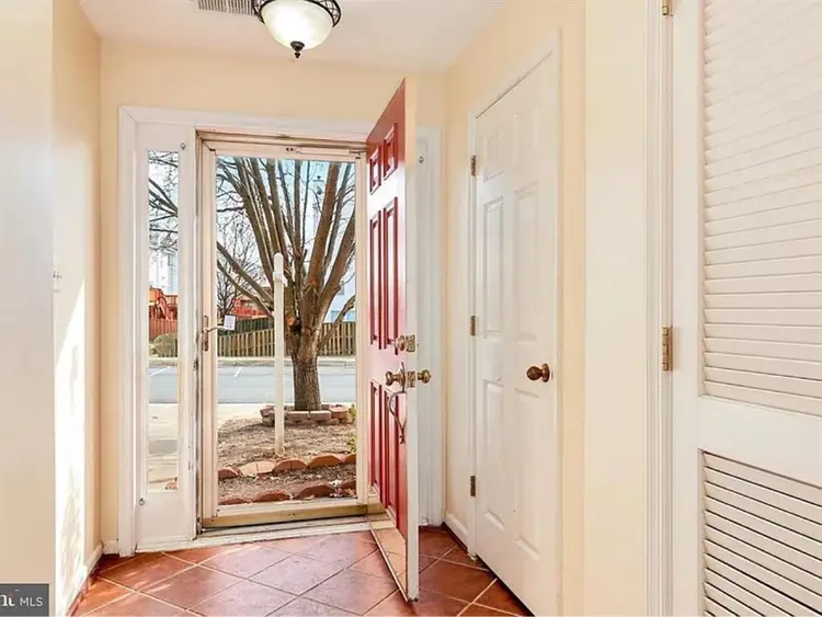 Private room in a 3b2.5b townhouse