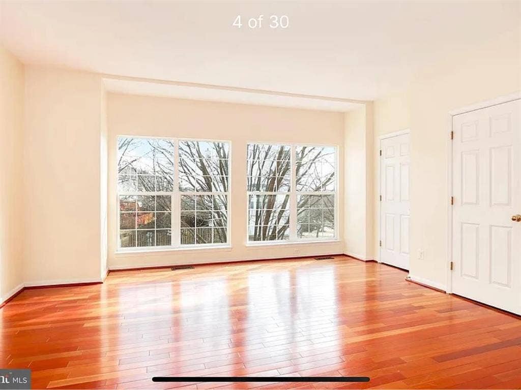 Private room in a 3b2.5b townhouse