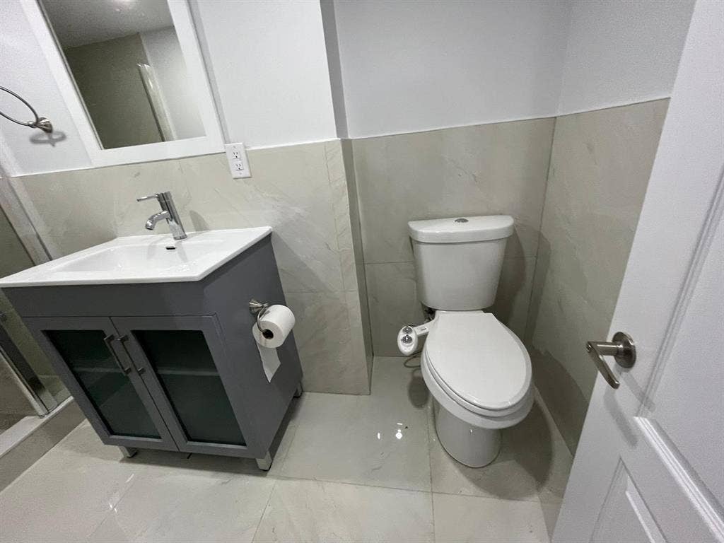 2 bed, 2 bath basement from 1sep
