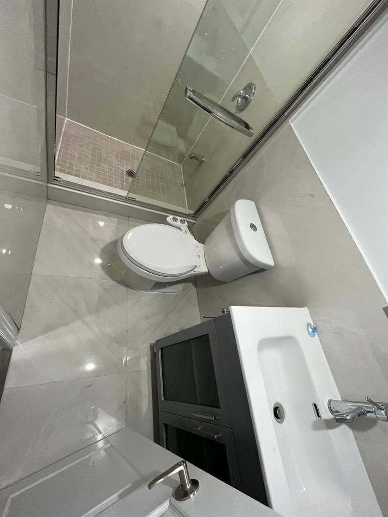 2 bed, 2 bath basement from 1sep
