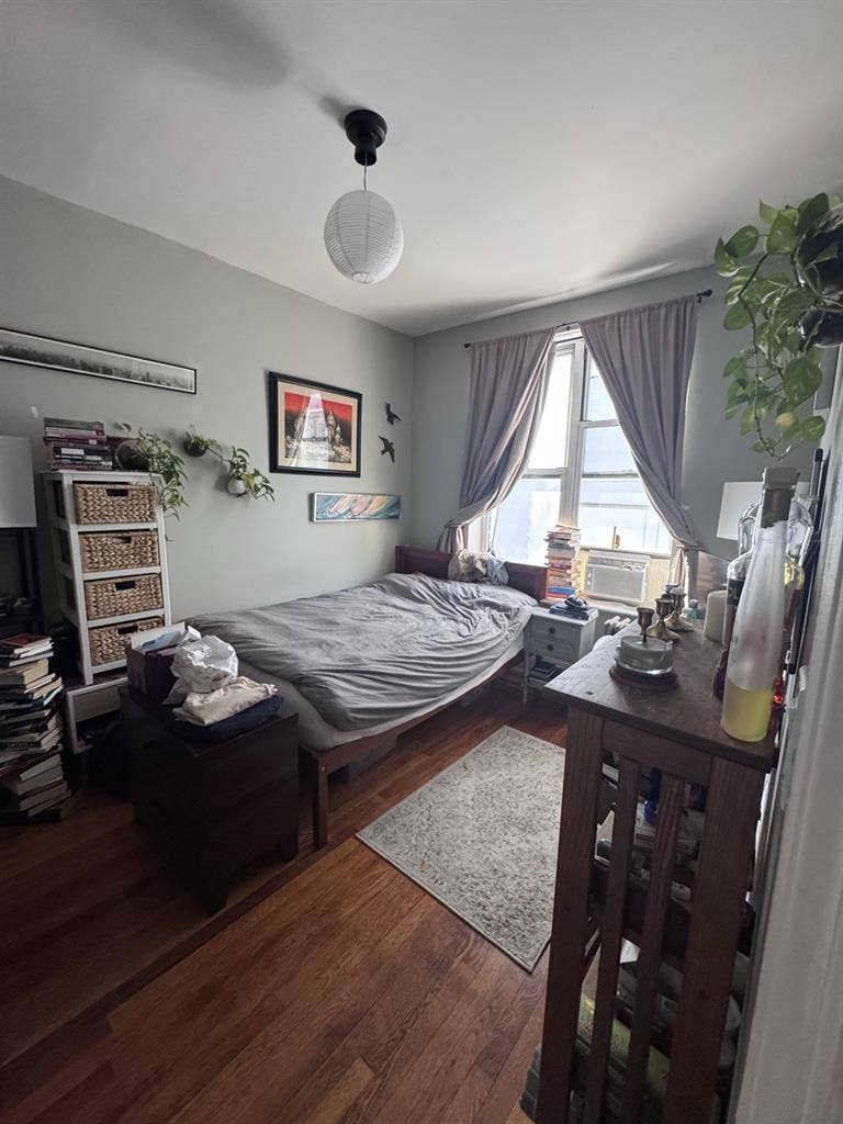 3bd/1bth; Sept 1st; 32F & 28M