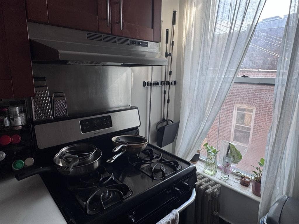 3bd/1bth; Sept 1st; 32F & 28M