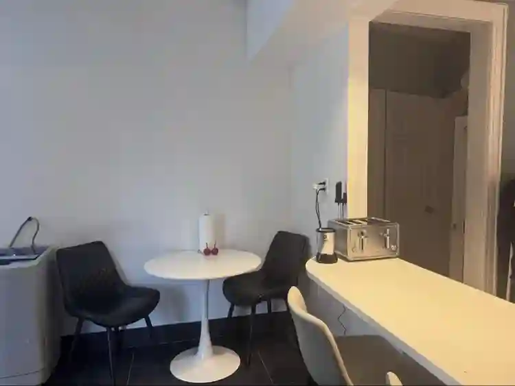 3bd/1bth; Sept 1st; 32F & 28M