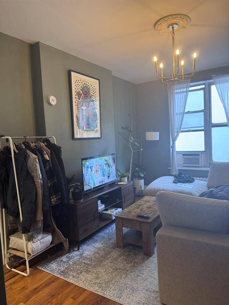 3bd/1bth; Sept 1st; 32F & 28M