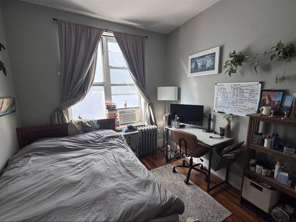 3bd/1bth; Sept 1st; 32F & 28M