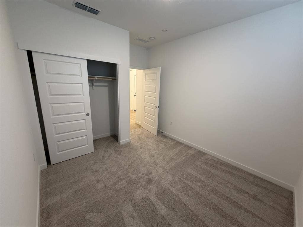Room w Private bath, utilities incl