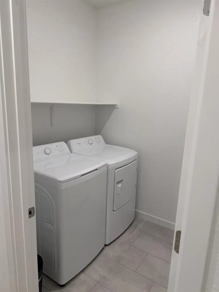 Room w Private bath, utilities incl