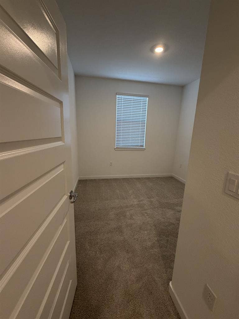 Room w Private bath, utilities incl