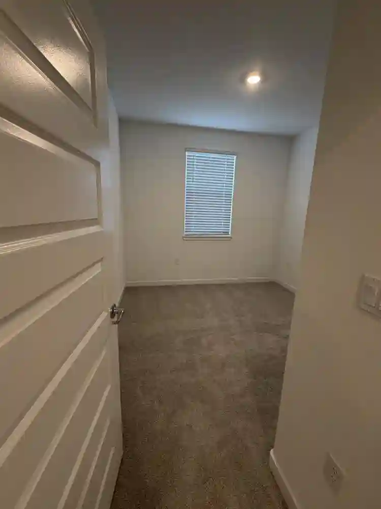 Room w Private bath, utilities incl