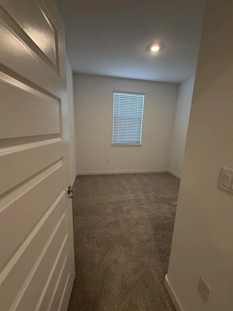 Room w Private bath, utilities incl