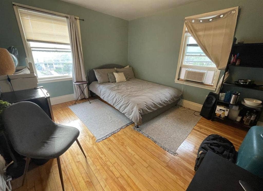 4 renovated rooms in Mpls duplex!