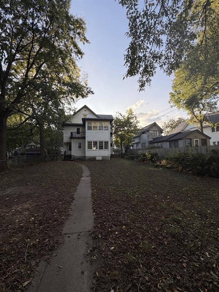 4 renovated rooms in Mpls duplex!