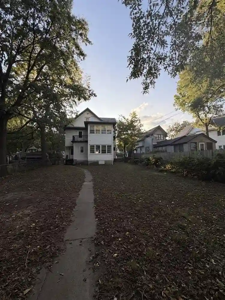 4 renovated rooms in Mpls duplex!