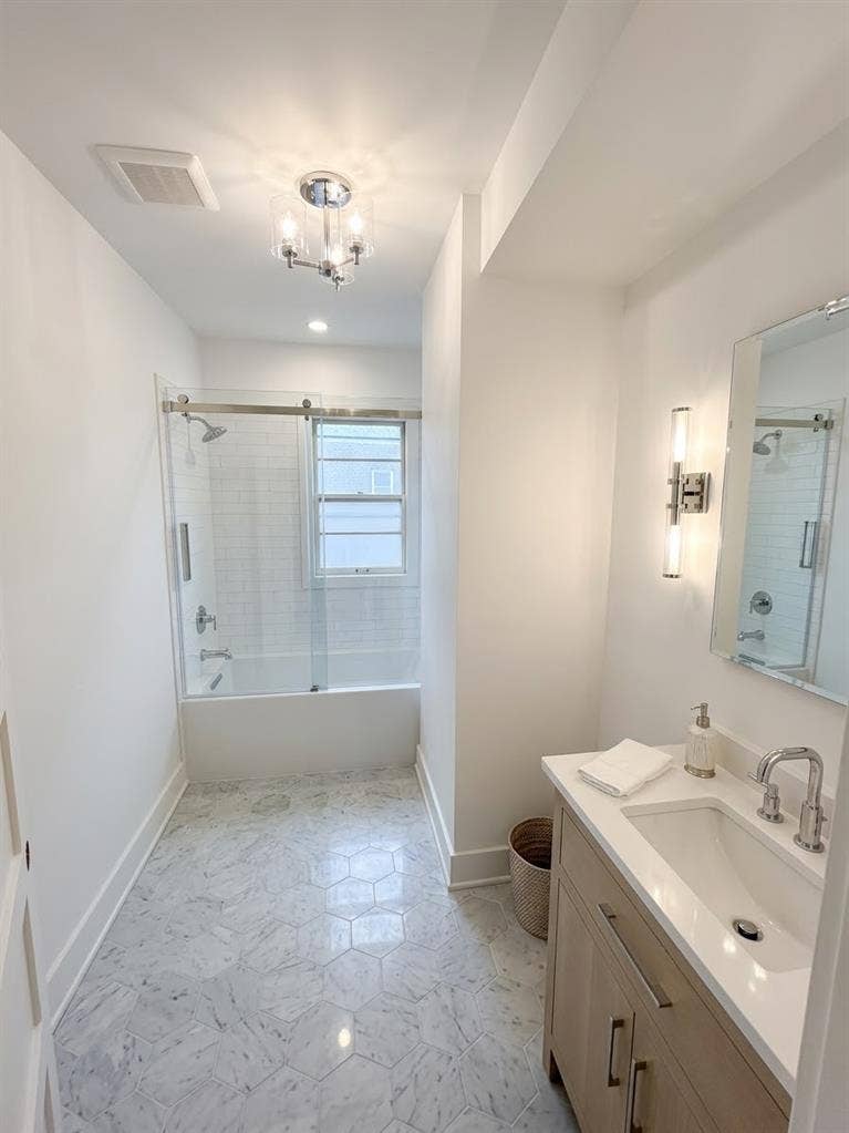 4 renovated rooms in Mpls duplex!