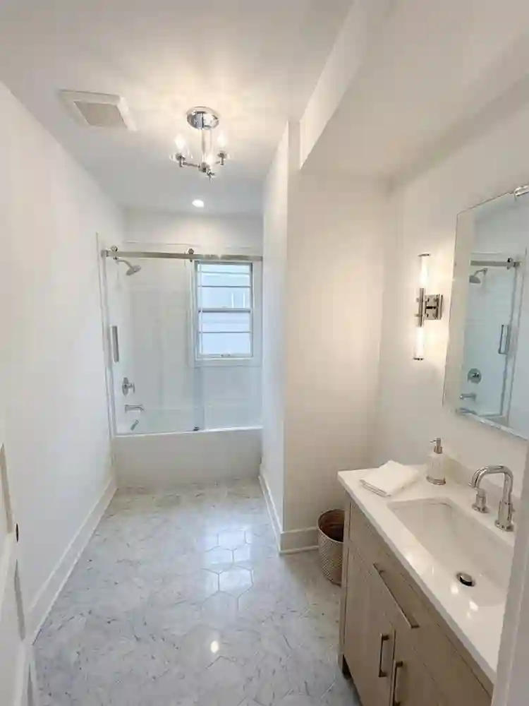 4 renovated rooms in Mpls duplex!